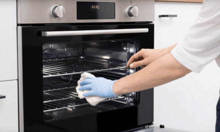 Verbluffend eenvoudig: zo maak je je oven in een handomdraai brandend schoon!